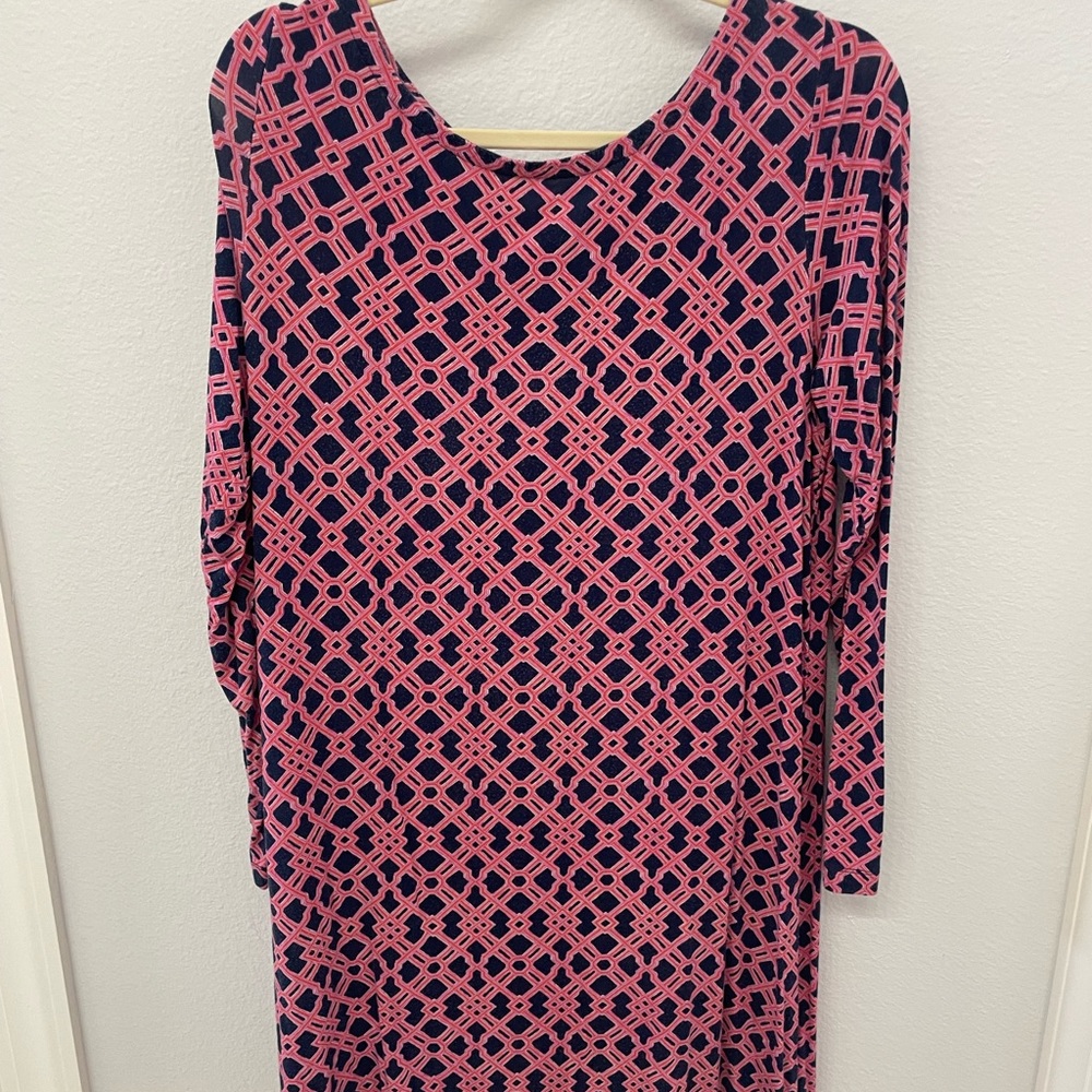 Vineyard Vine size M fits like a L.